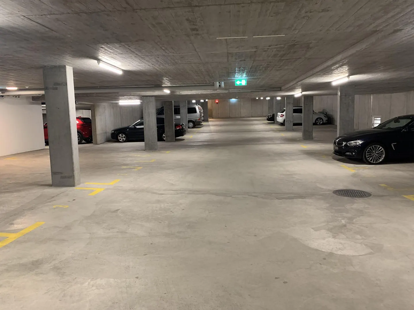 Places de stationnement dans le garage souterrain - Photo 3 sur 3