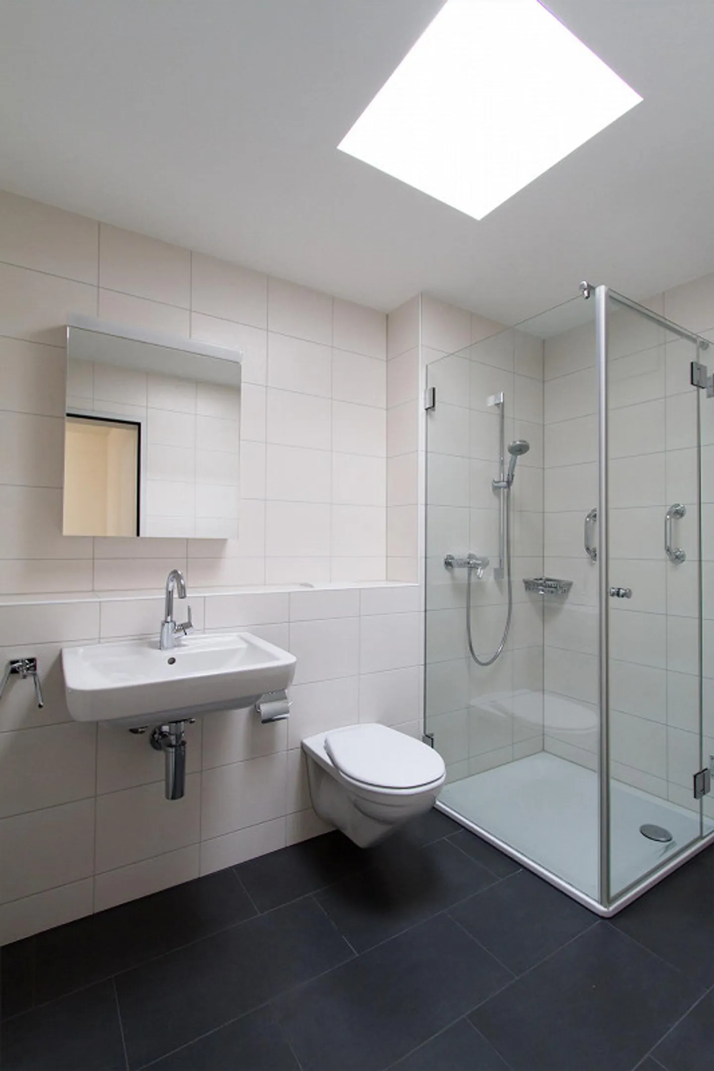 Appartamento soleggiato e tranquillo con balcone coperto - Foto 5 di 8