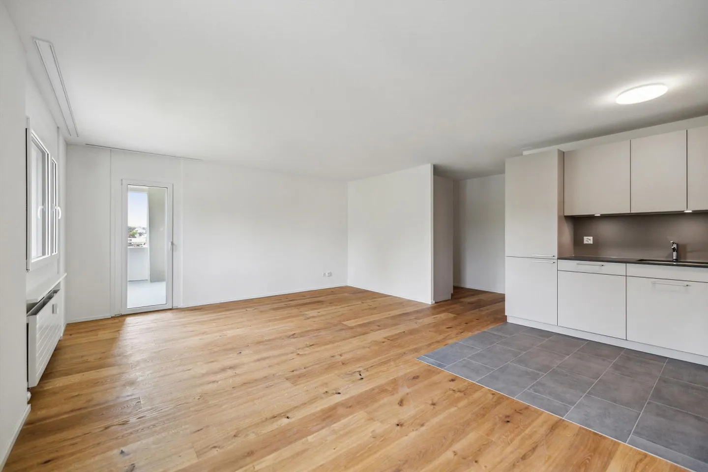 Appartement 4.5 pièces entièrement rénové au cœur de Niederuzwil - Photo 2 sur 8