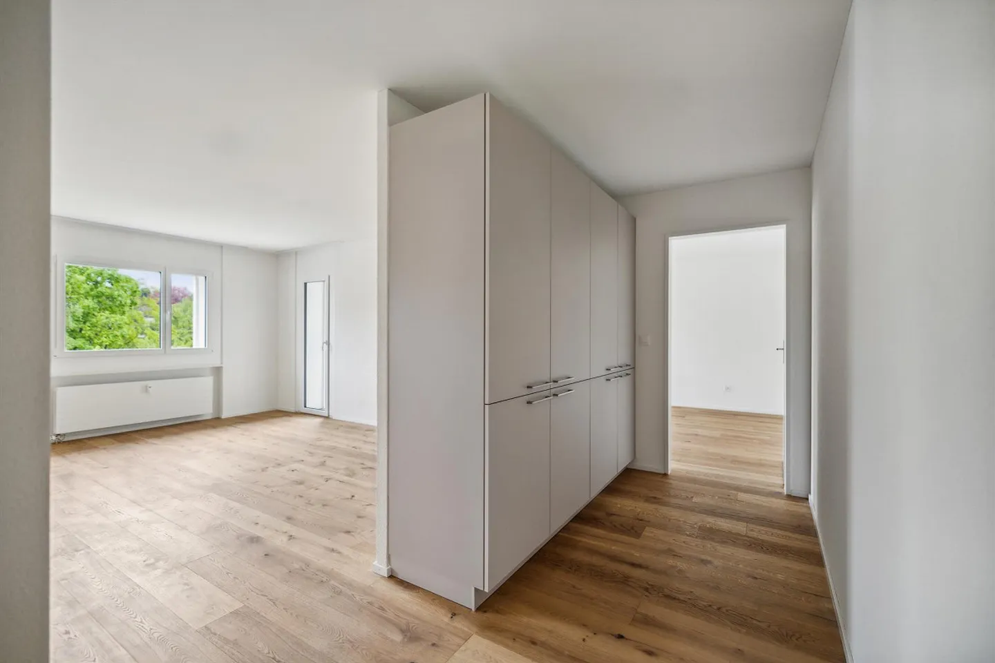 Appartement 4.5 pièces entièrement rénové au cœur de Niederuzwil - Photo 3 sur 8