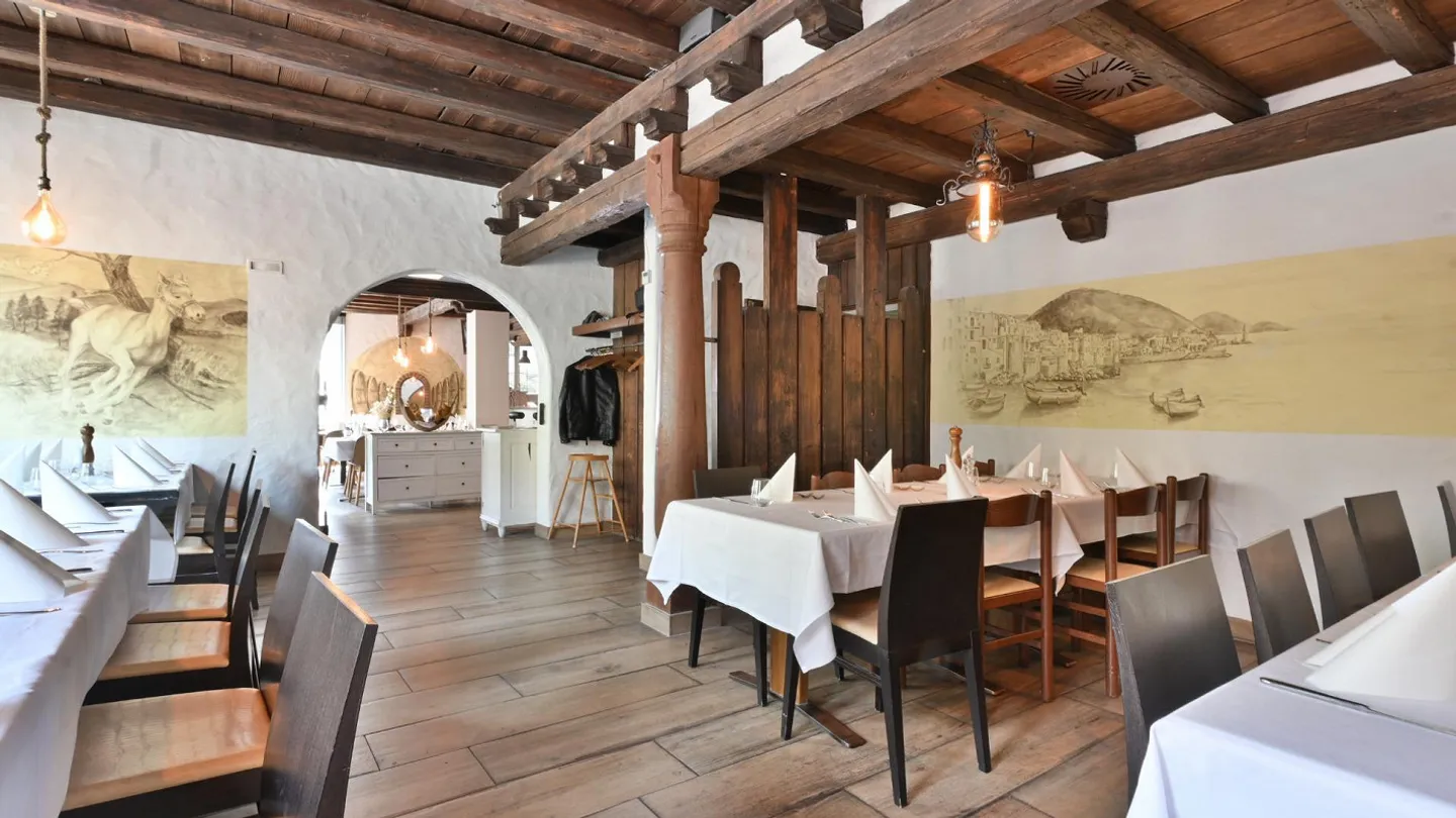 Take over furnished restaurant. Wood oven on. Guests in. - Photo 5 of 11