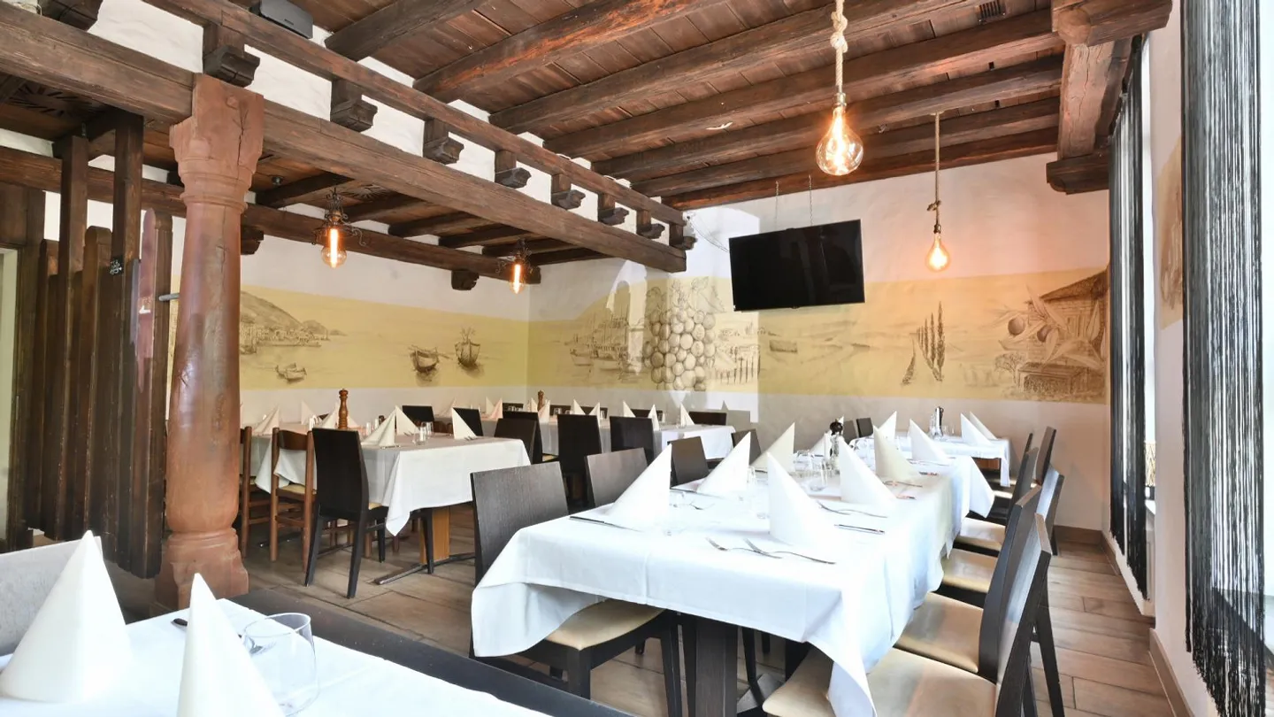 Take over furnished restaurant. Wood oven on. Guests in. - Photo 6 of 11