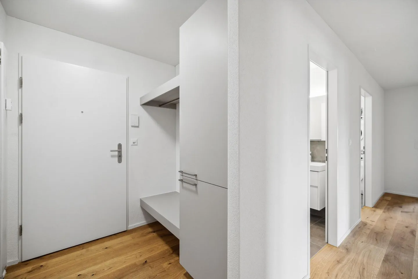 Appartement 4.5 pièces entièrement rénové au cœur de Niederuzwil - Photo 5 sur 8