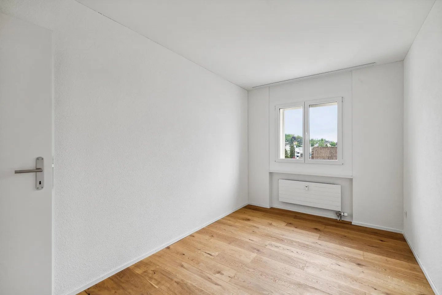 Appartement 4.5 pièces entièrement rénové au cœur de Niederuzwil - Photo 6 sur 8