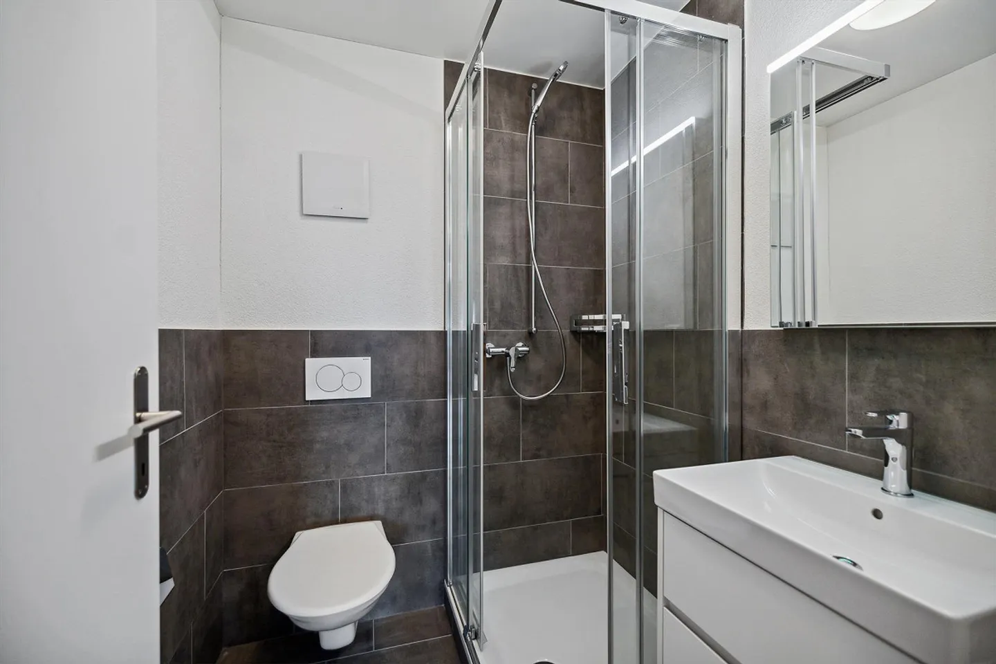 Appartement 4.5 pièces entièrement rénové au cœur de Niederuzwil - Photo 7 sur 8