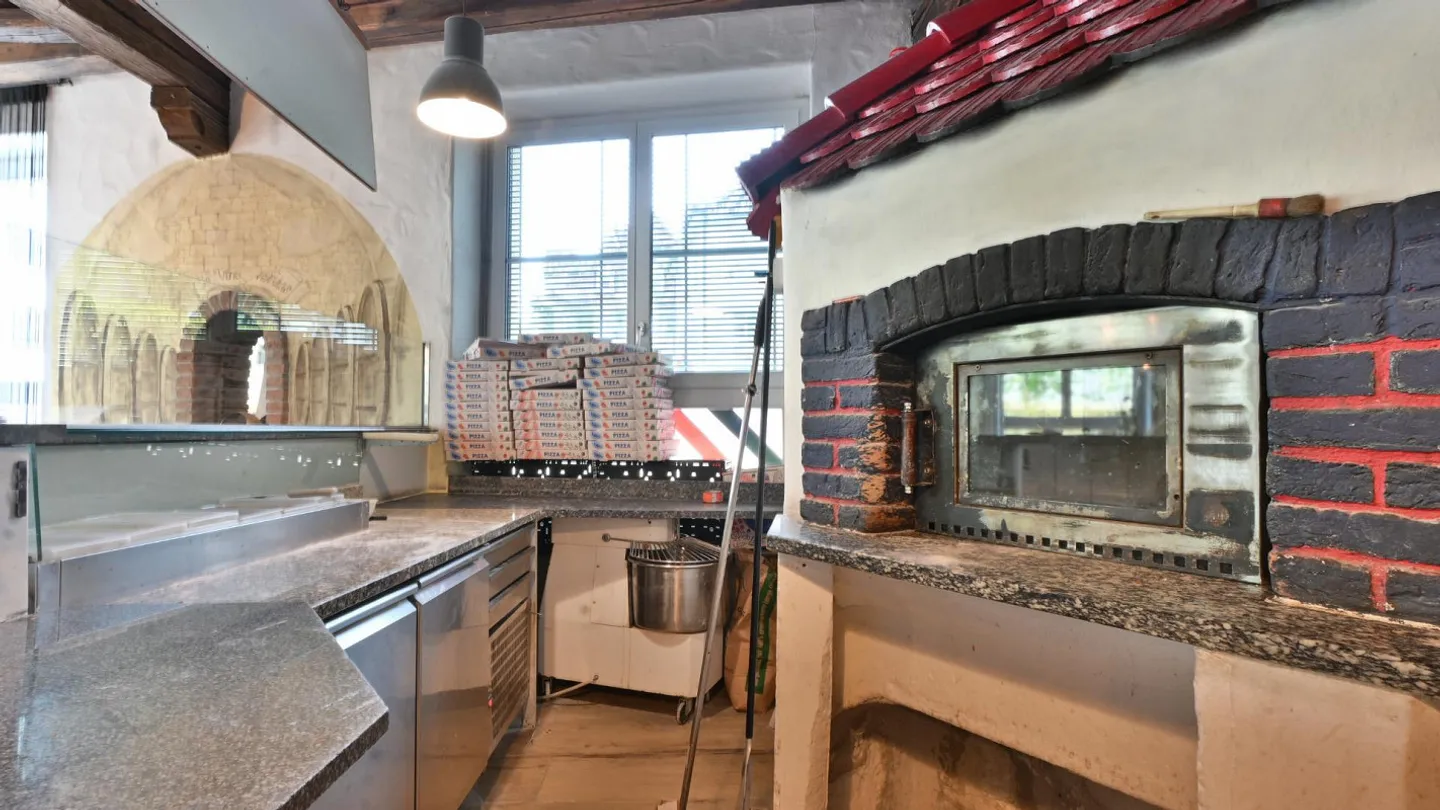 Take over furnished restaurant. Wood oven on. Guests in. - Photo 8 of 11