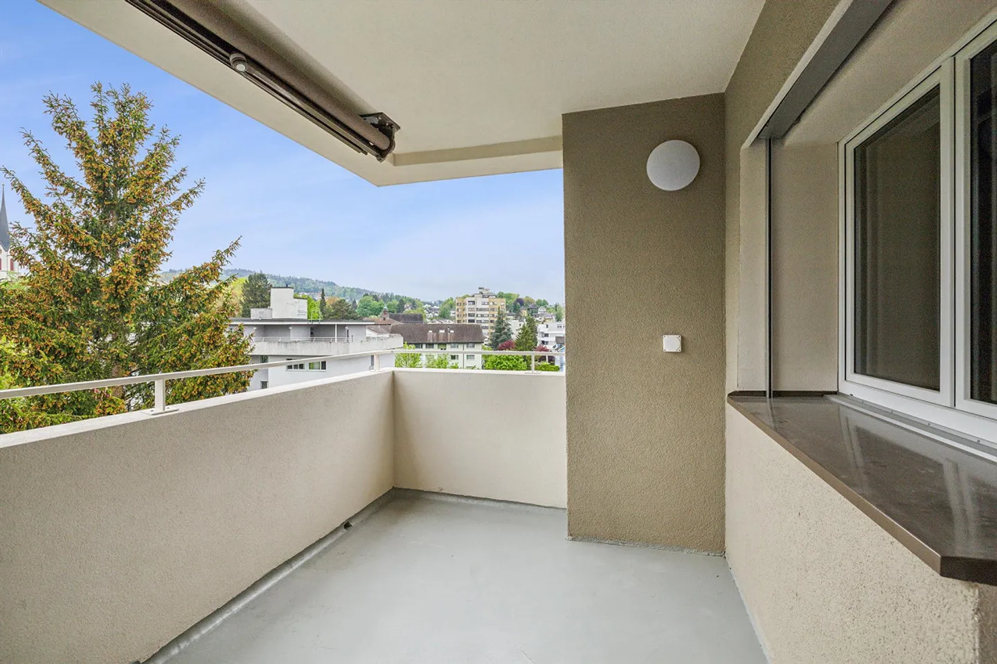 Appartement 4.5 pièces entièrement rénové au cœur de Niederuzwil - Photo 8 sur 8