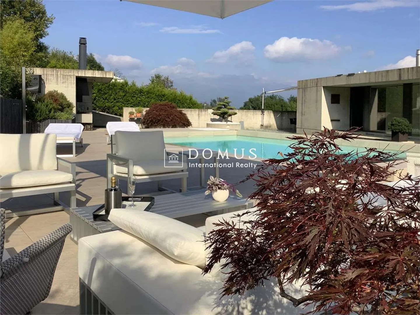 Villa avec vue sur le lac et piscine - Photo 2 sur 12