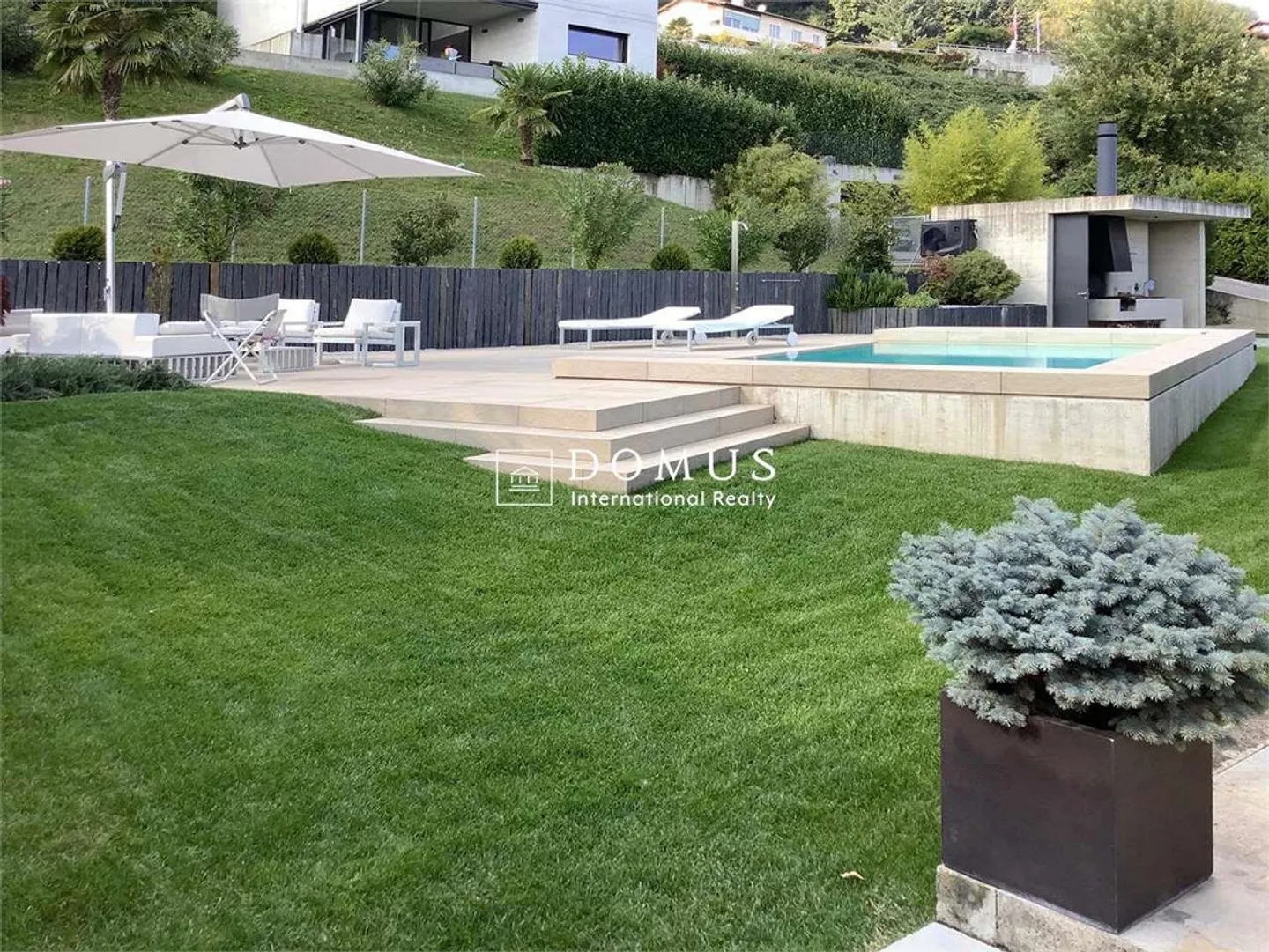 Villa avec vue sur le lac et piscine - Photo 4 sur 12