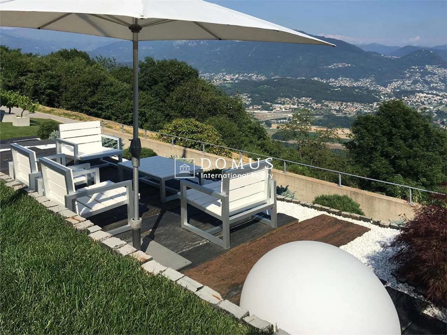 Villa avec vue sur le lac et piscine - Photo 10 sur 12