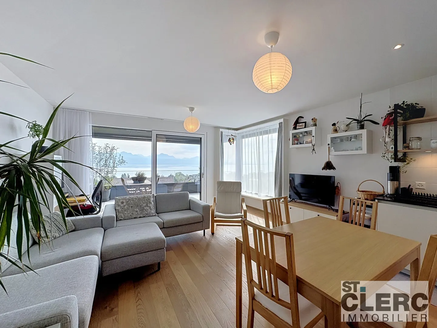 Beautiful apartment with magnificent lake view - Photo 2 of 8