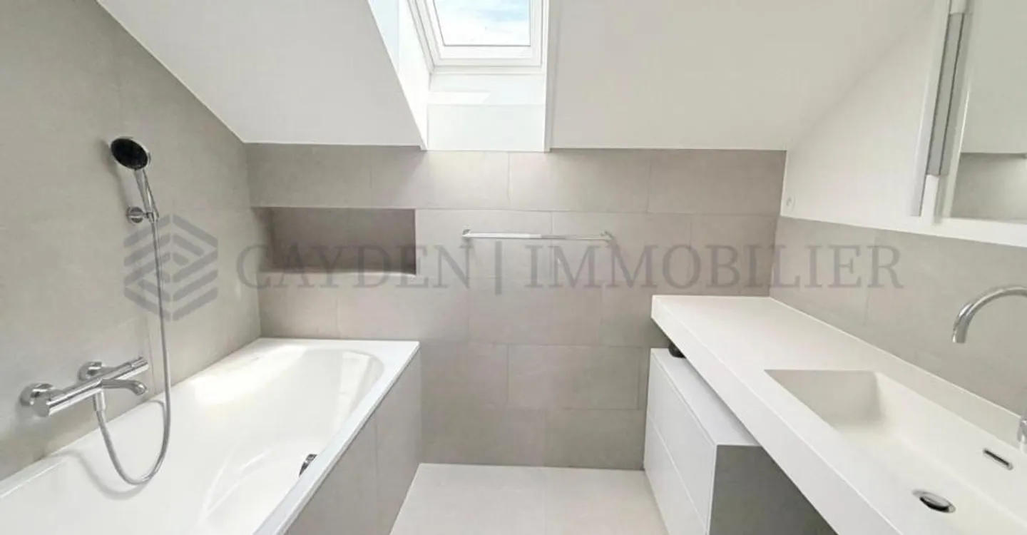 Stunning Duplex with Lake View - Photo 4 of 5