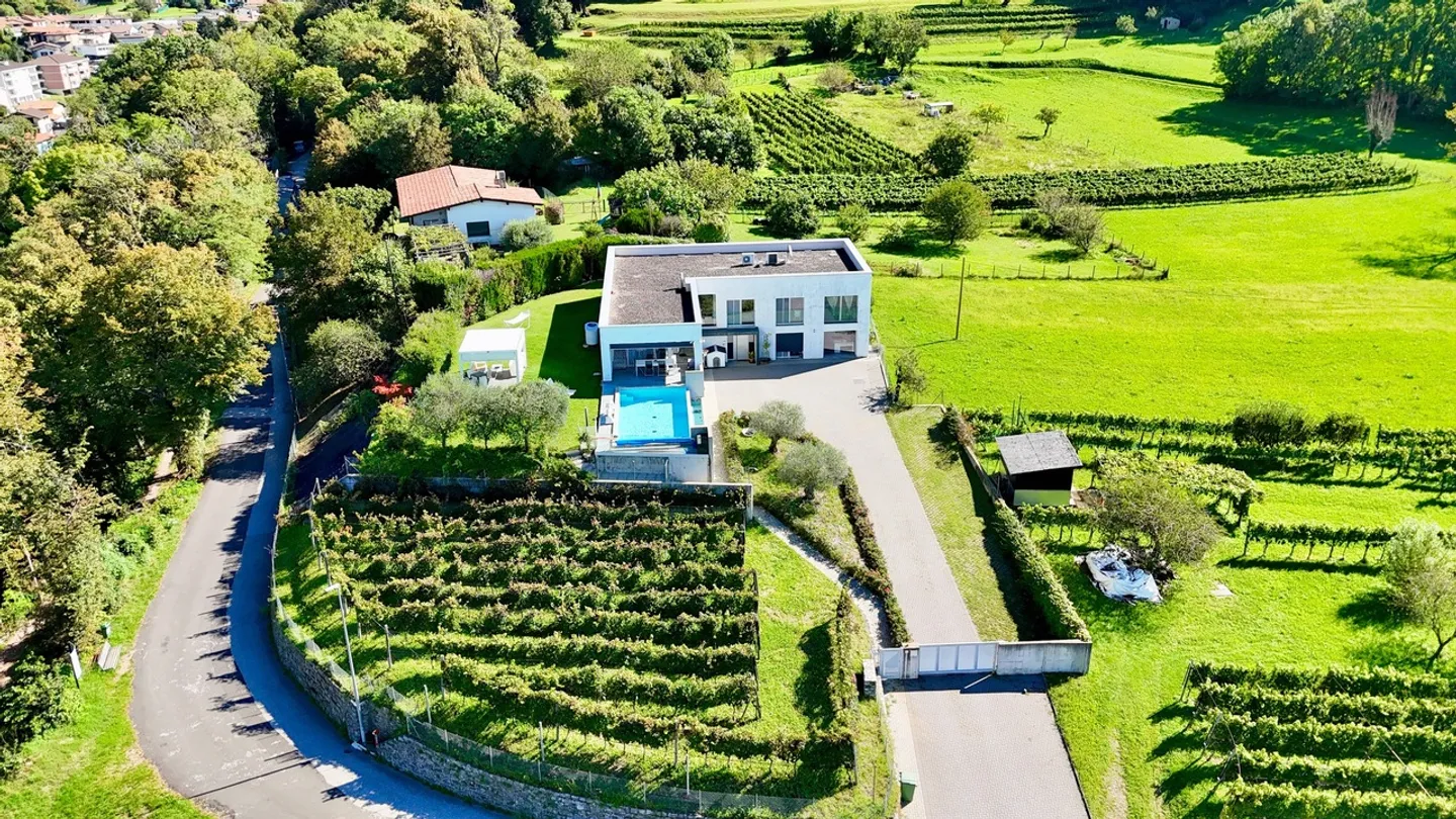 Prestigiosa villa Contemporanea con Giardino, Piscina e Vigna Privata - Foto 1 di 31