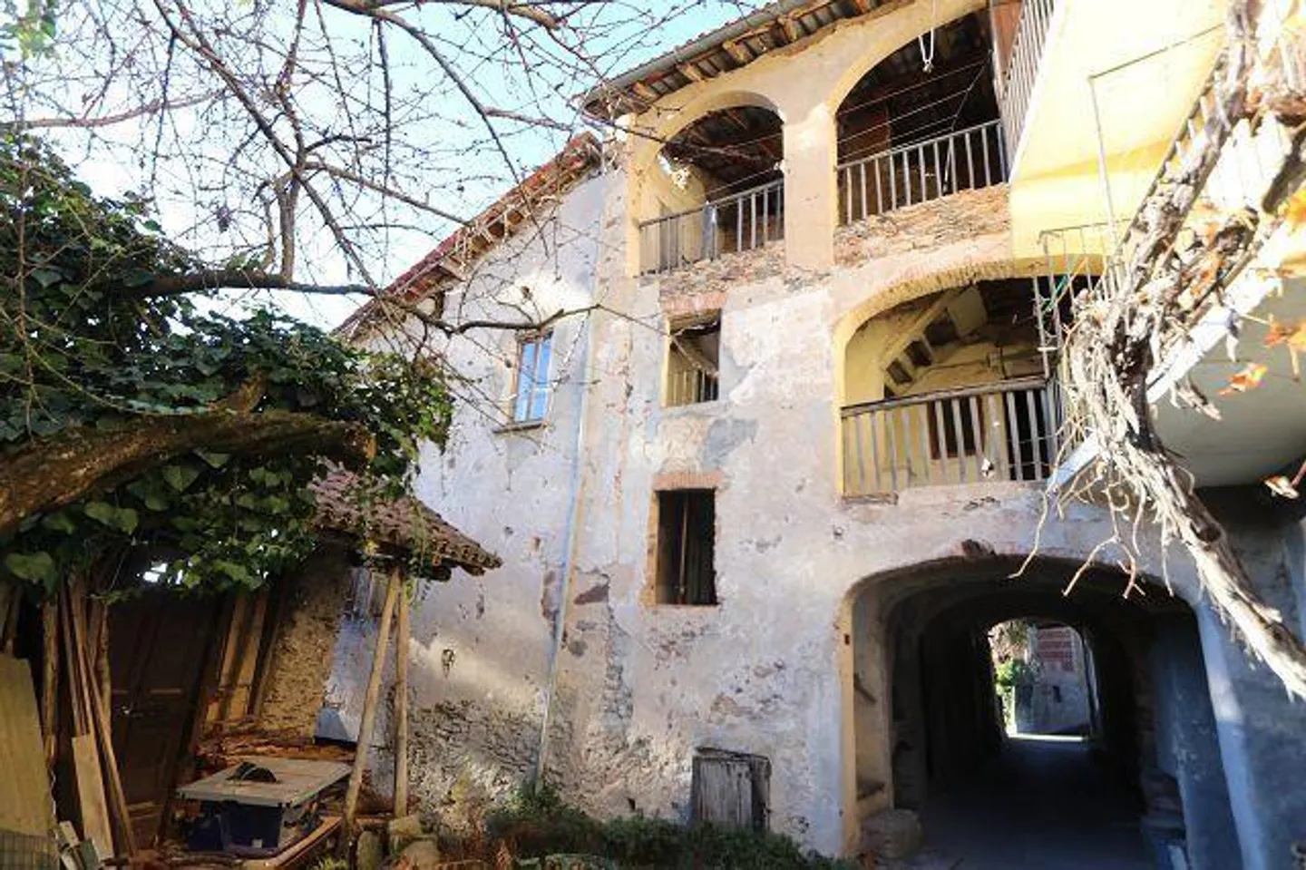 Casa di 6 stanze da ristrutturare con giardino in una posizione molto tranquilla e soleggiata - Foto 1 di 27