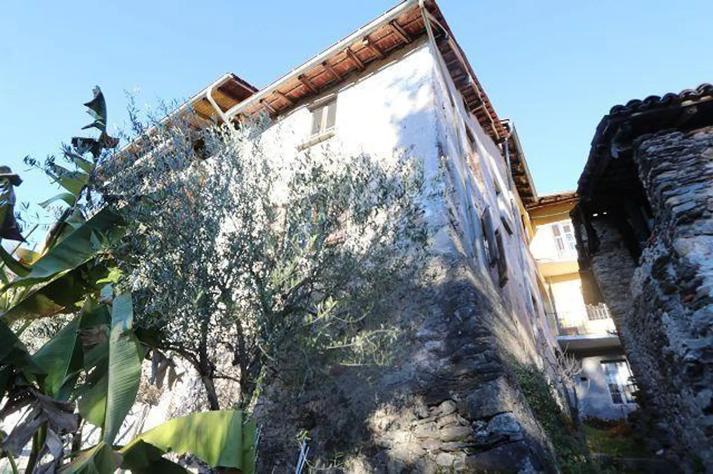 Casa di 6 stanze da ristrutturare con giardino in una posizione molto tranquilla e soleggiata - Foto 2 di 27