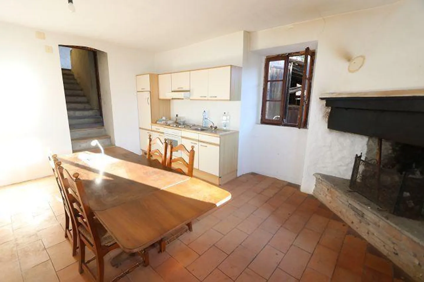 Casa di 6 stanze da ristrutturare con giardino in una posizione molto tranquilla e soleggiata - Foto 3 di 27