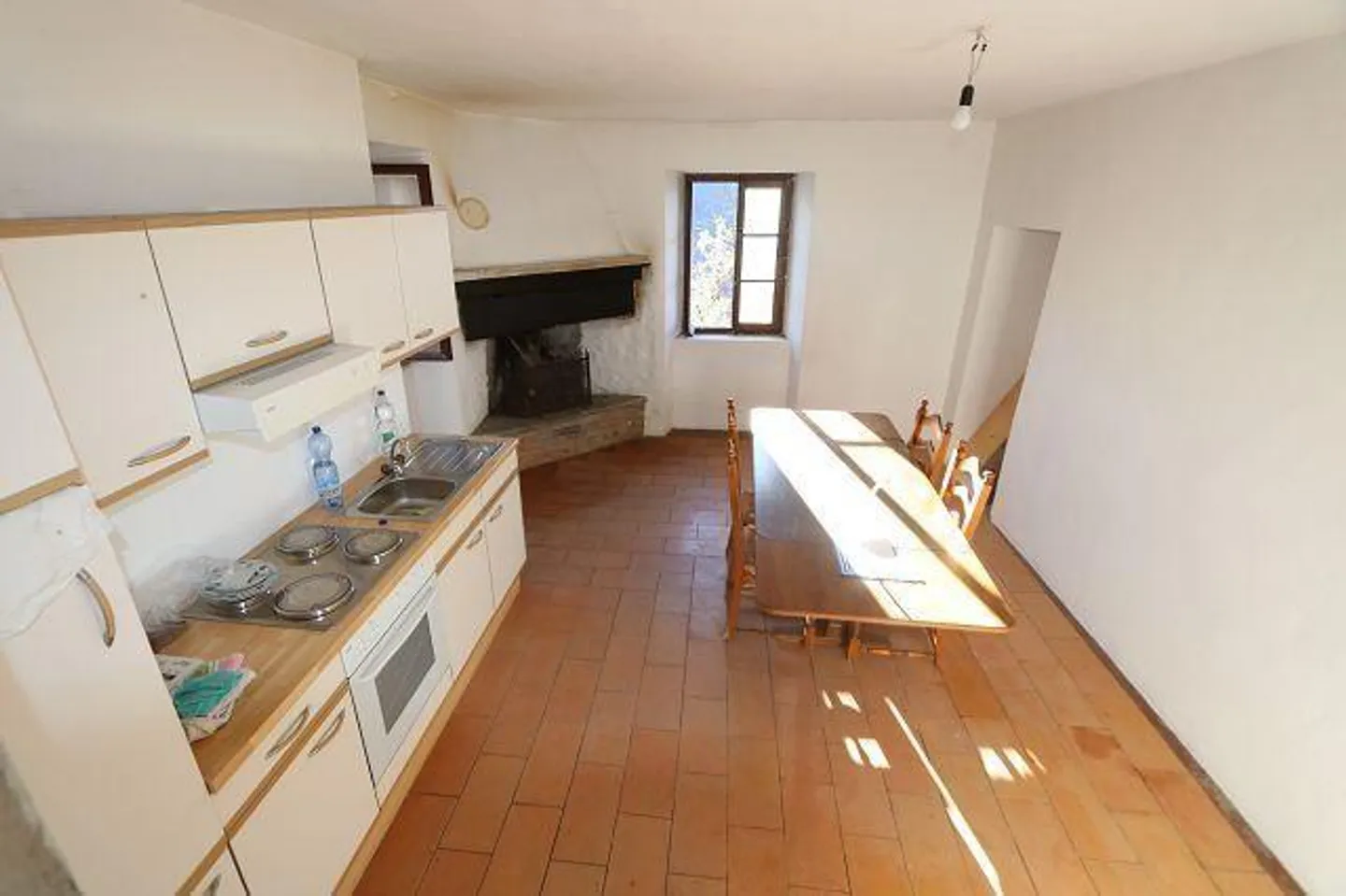 Casa di 6 stanze da ristrutturare con giardino in una posizione molto tranquilla e soleggiata - Foto 4 di 27