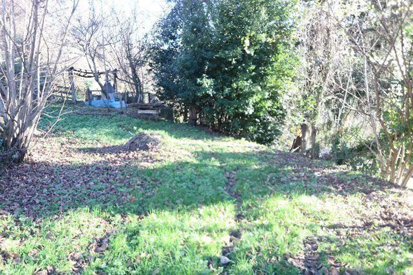 Casa di 6 stanze da ristrutturare con giardino in una posizione molto tranquilla e soleggiata - Foto 21 di 27