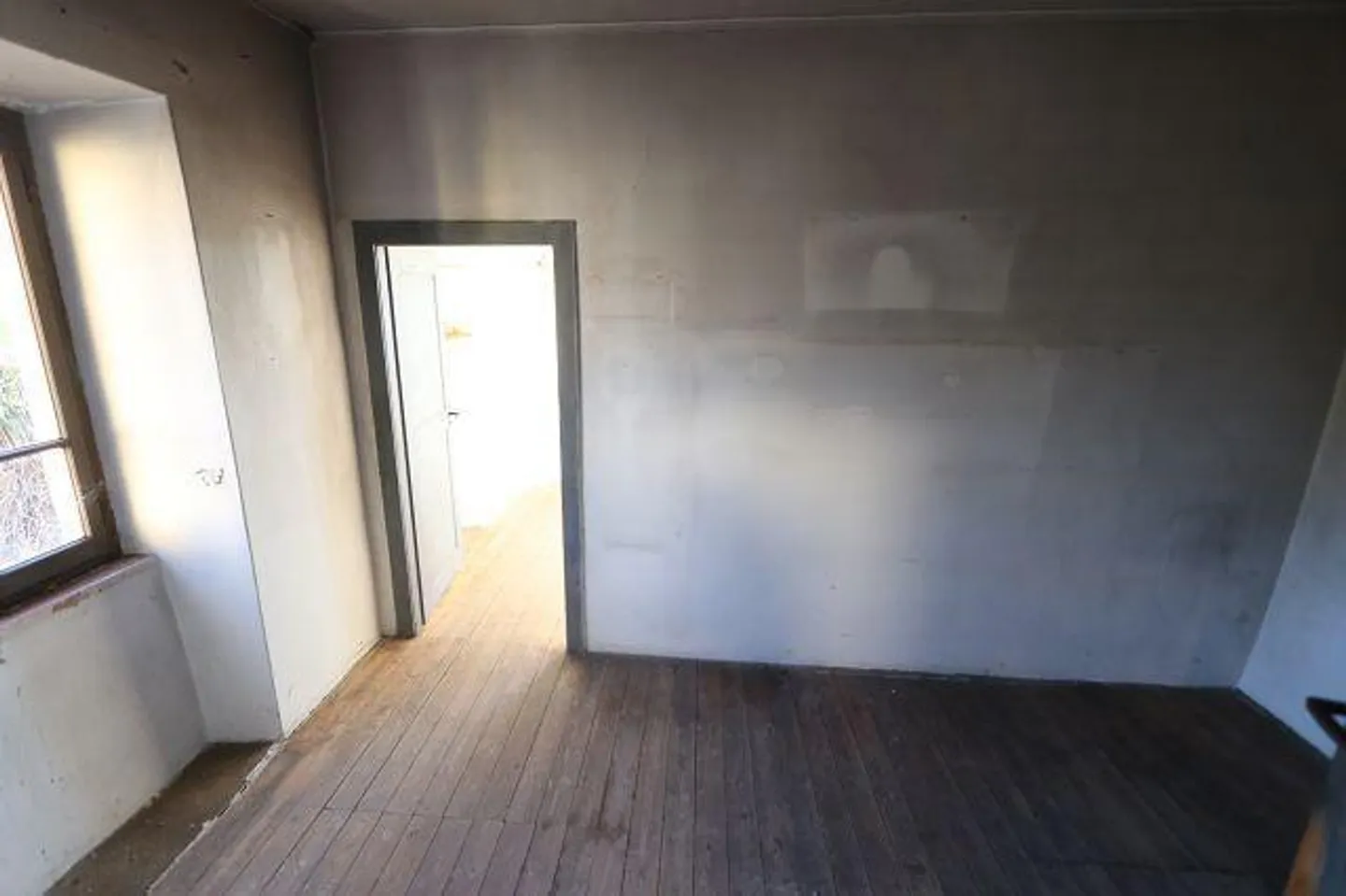 Casa di 6 stanze da ristrutturare con giardino in una posizione molto tranquilla e soleggiata - Foto 6 di 27
