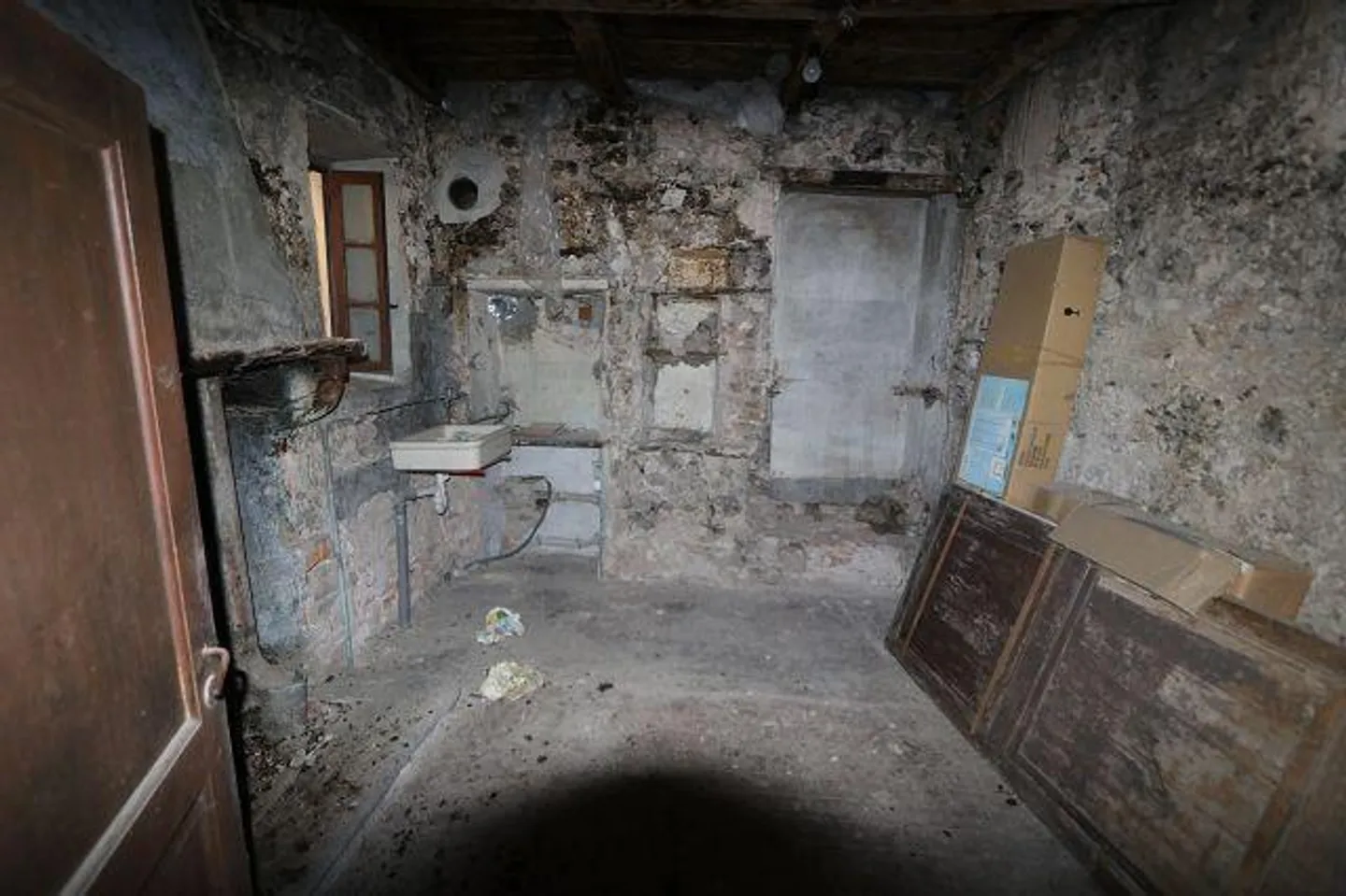 Casa di 6 stanze da ristrutturare con giardino in una posizione molto tranquilla e soleggiata - Foto 9 di 27