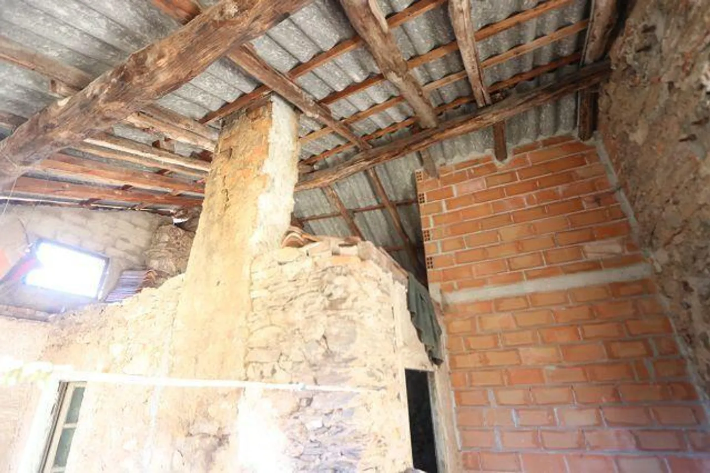 Casa di 6 stanze da ristrutturare con giardino in una posizione molto tranquilla e soleggiata - Foto 11 di 27
