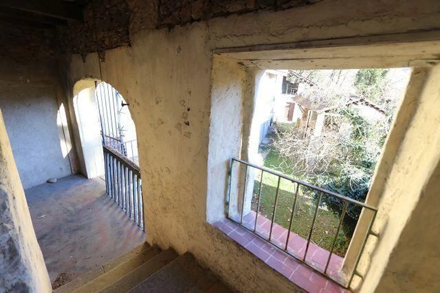 Casa di 6 stanze da ristrutturare con giardino in una posizione molto tranquilla e soleggiata - Foto 13 di 27