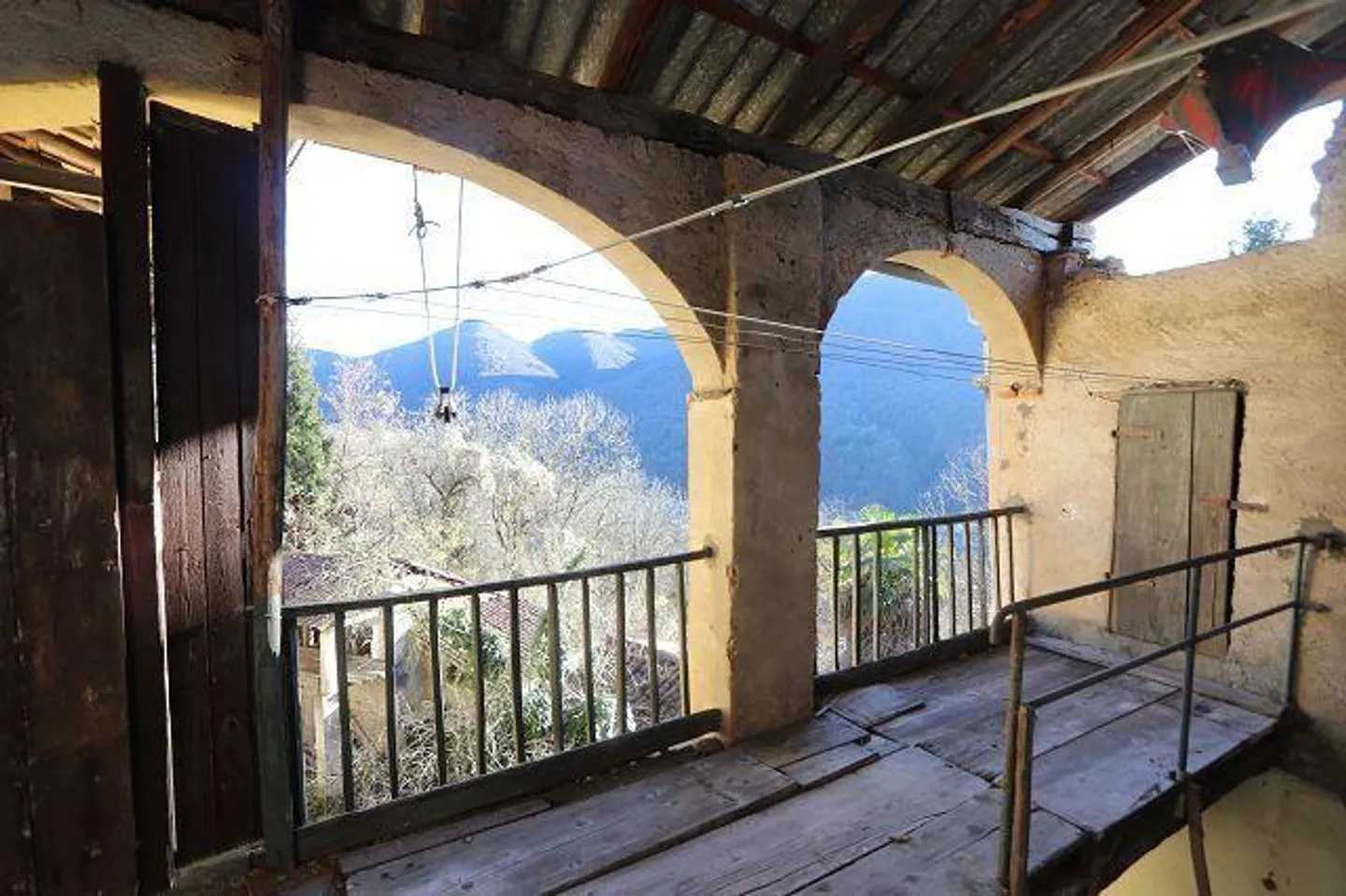 Casa di 6 stanze da ristrutturare con giardino in una posizione molto tranquilla e soleggiata - Foto 14 di 27