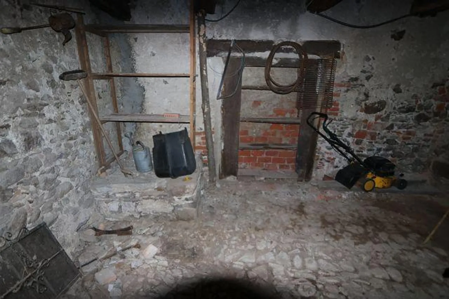 Casa di 6 stanze da ristrutturare con giardino in una posizione molto tranquilla e soleggiata - Foto 17 di 27