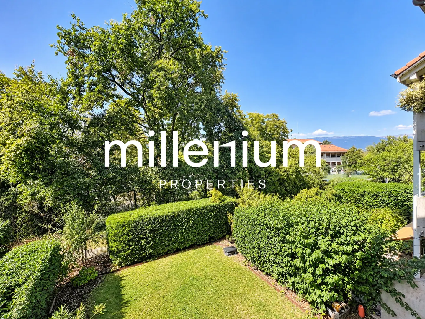 Family apartment with balconies in the heart of Bernex - Photo 4 of 10