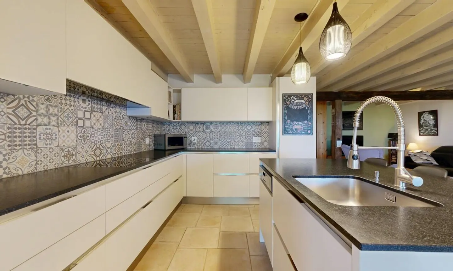 Casa familiare ristrutturata con ampio laboratorio - Foto 4 di 11