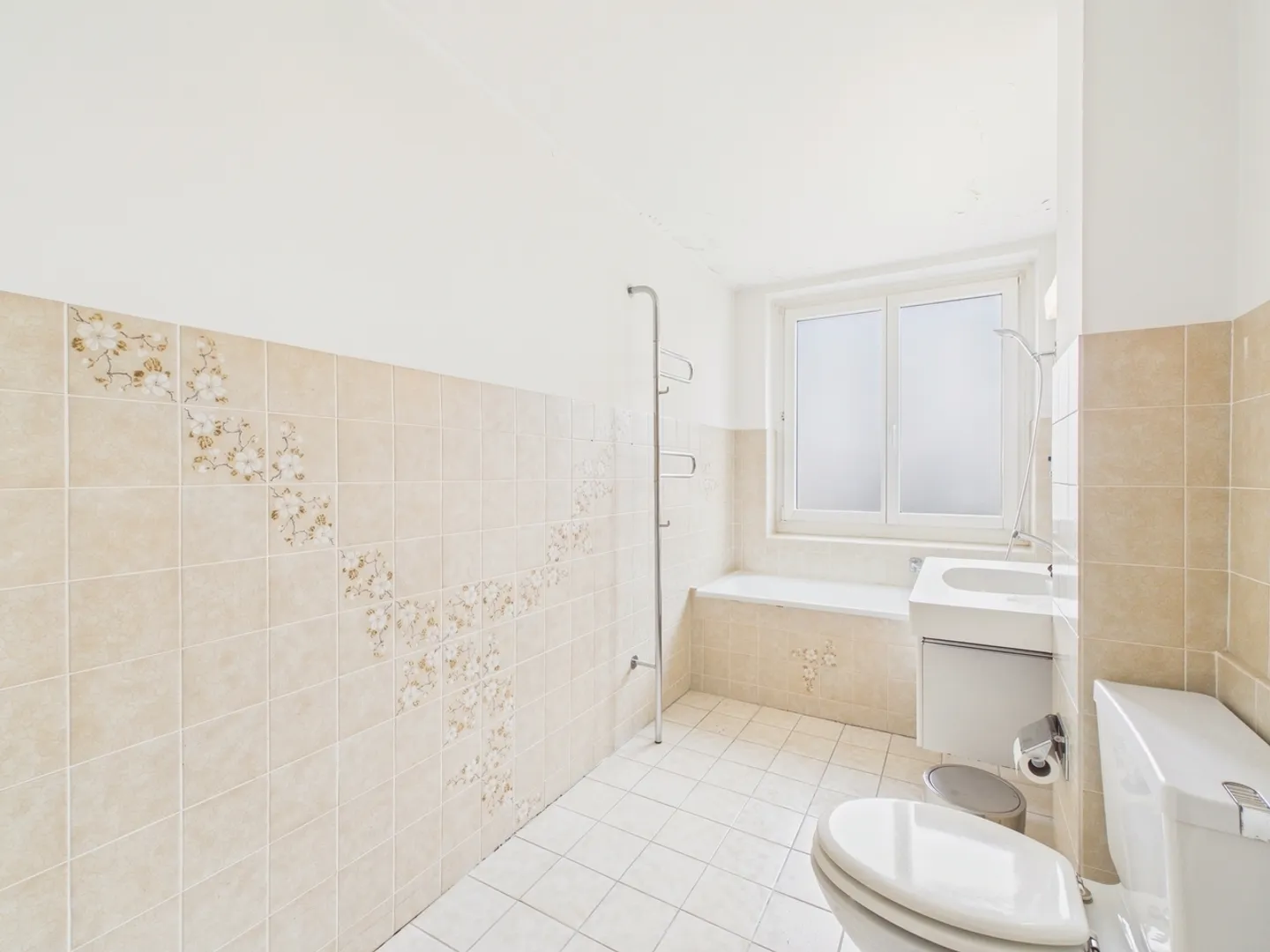 Spacious 5.5-room apartment in Allschwil limited to 24 months until 31.12.2027 - Photo 8 of 11