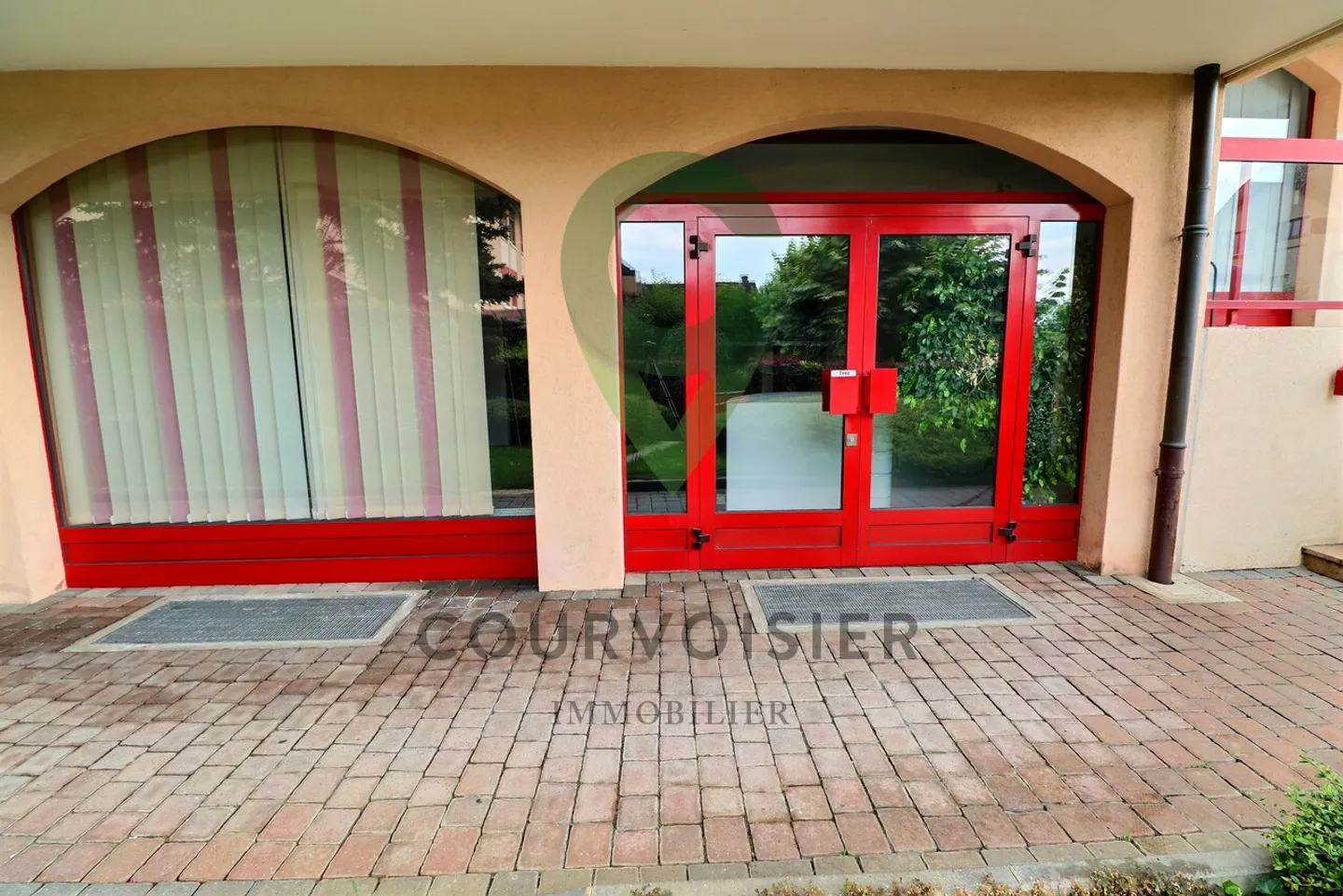 Espace Commercial Lumineux - Photo 2 sur 12