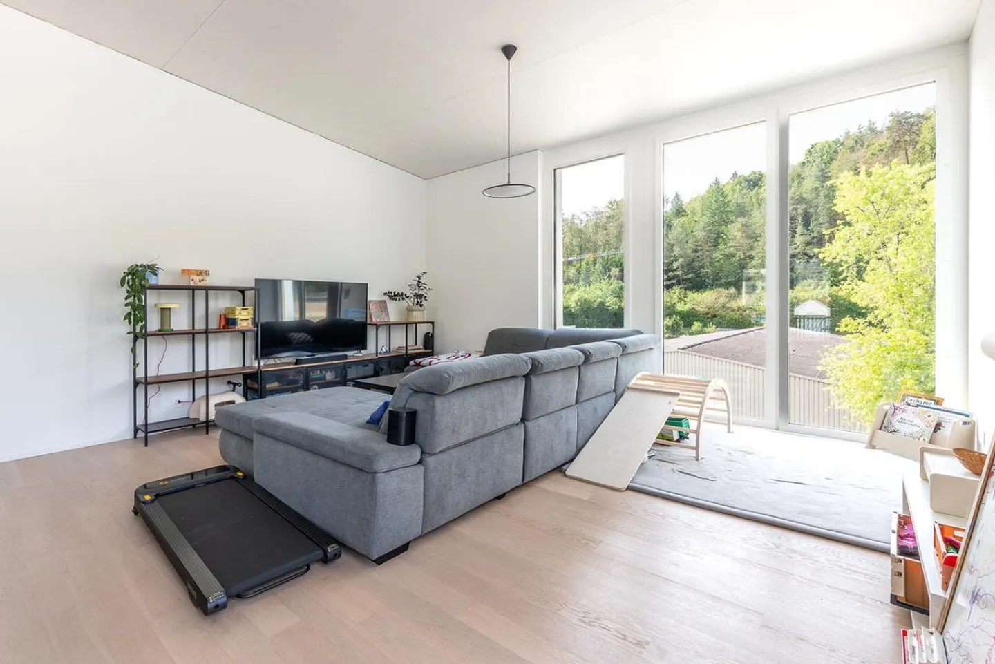 Vie urbaine sur deux niveaux – Spacieux appartement en attique en duplex - Photo 3 sur 13