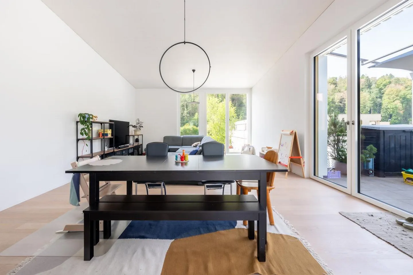 Vie urbaine sur deux niveaux – Spacieux appartement en attique en duplex - Photo 2 sur 13