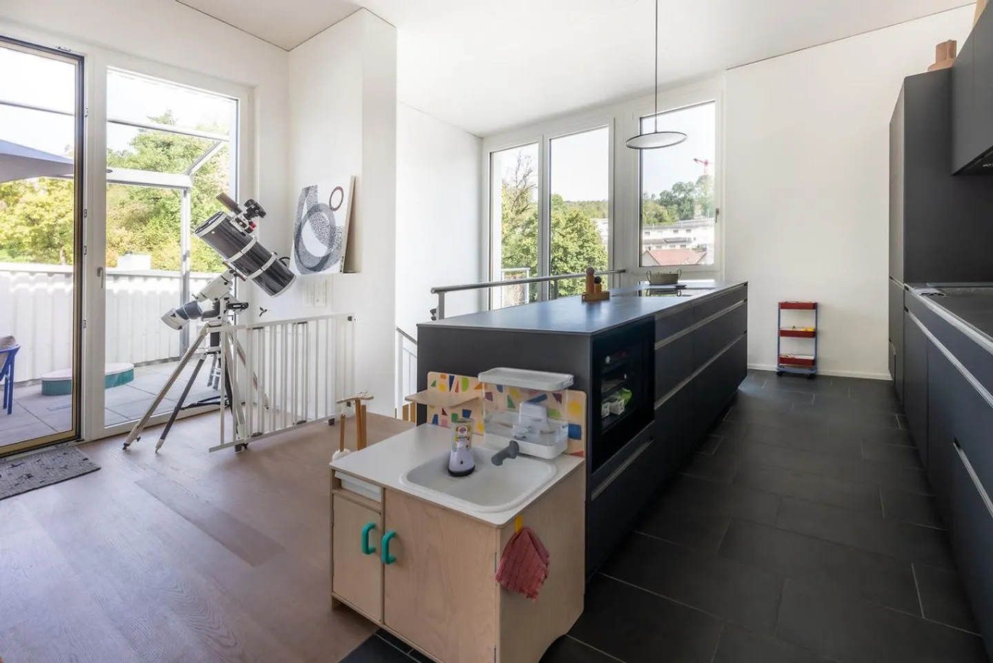 Vie urbaine sur deux niveaux – Spacieux appartement en attique en duplex - Photo 4 sur 13
