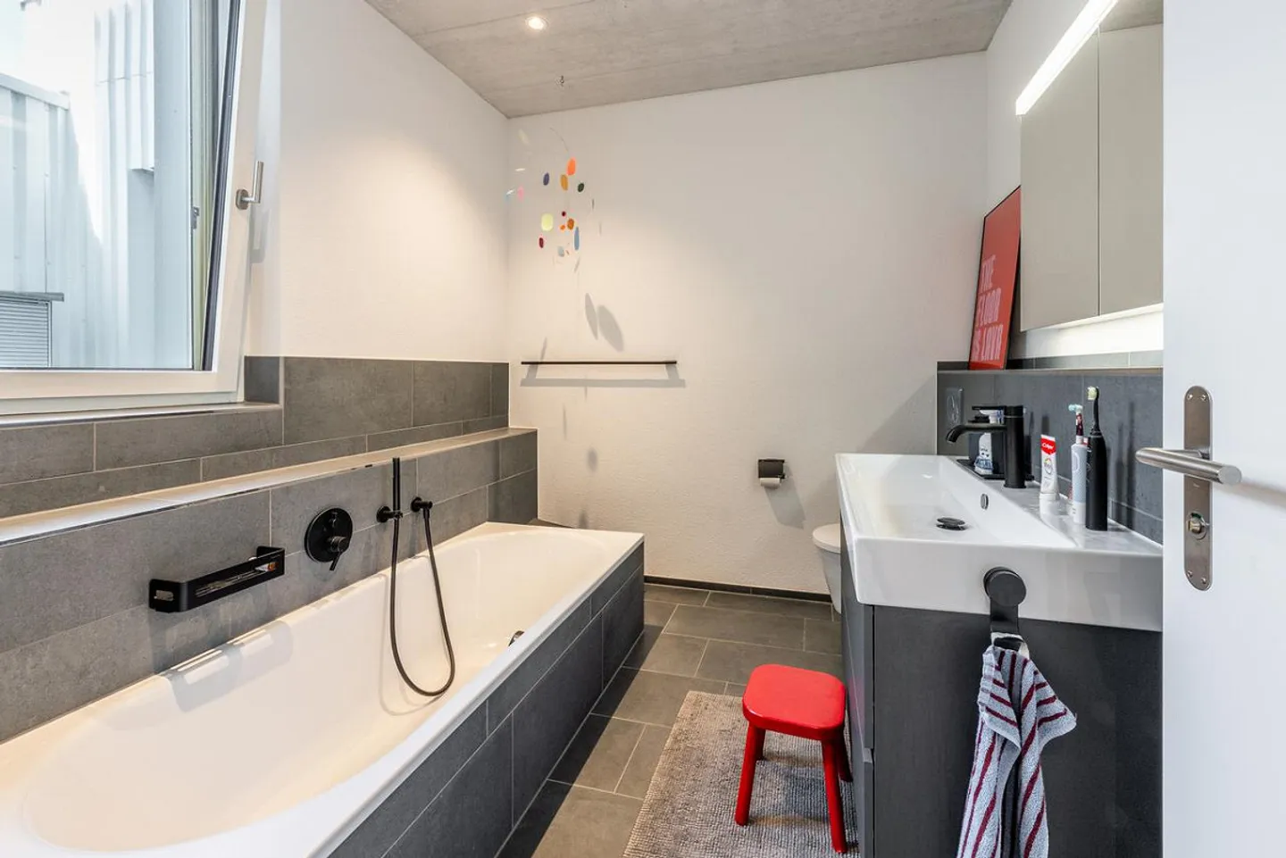 Vie urbaine sur deux niveaux – Spacieux appartement en attique en duplex - Photo 6 sur 13