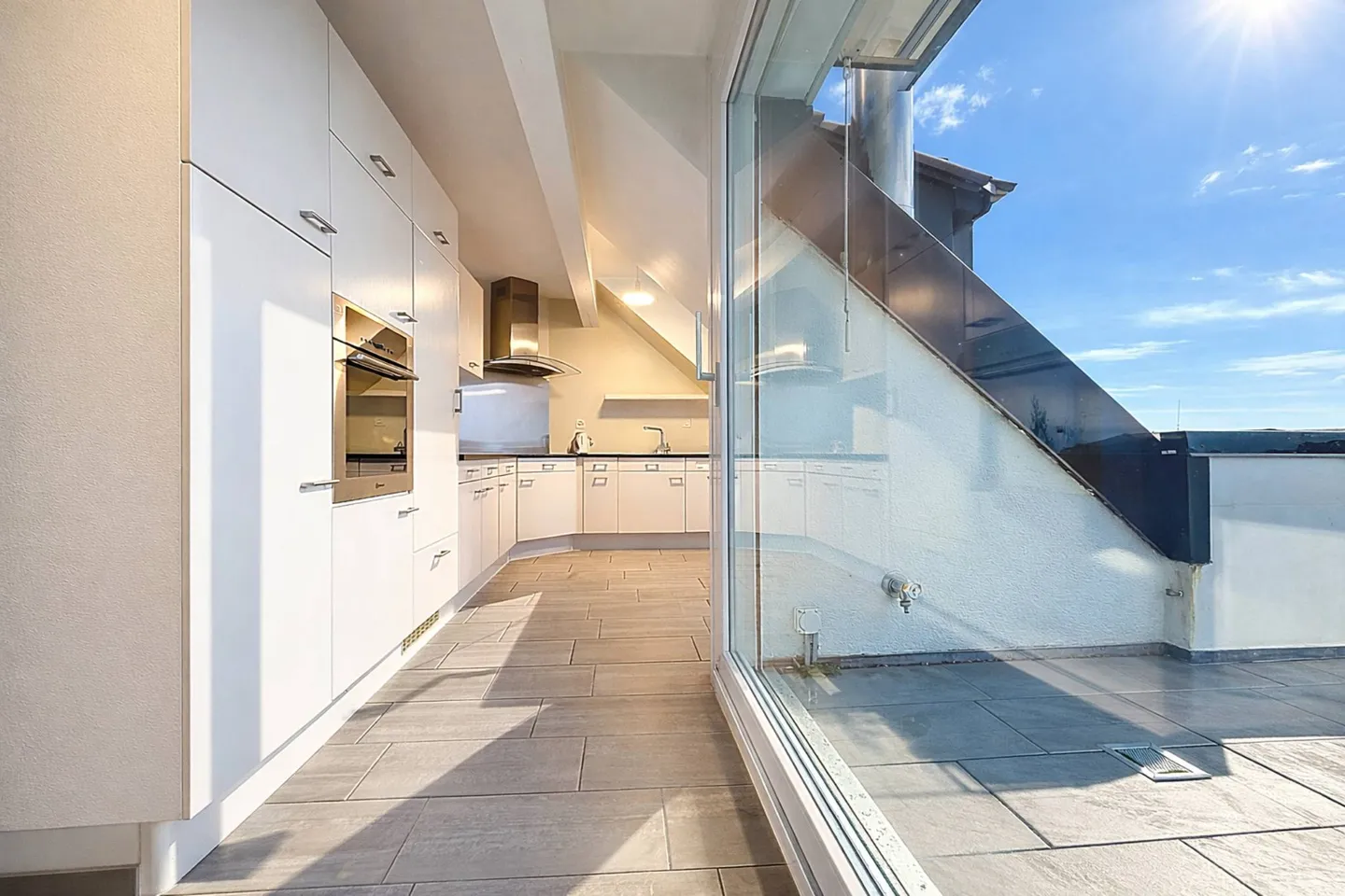 Penthouse avec 5,5 pièces, hauteur sous plafond élevée et jardin - Photo 5 sur 13