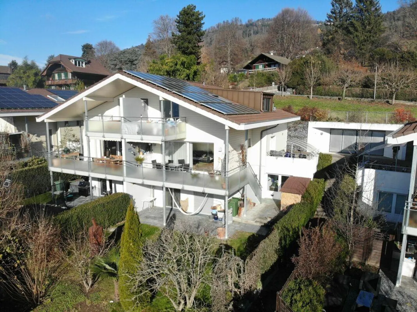 Casa bifamiliare moderna e soleggiata di 5,5 stanze a Oberhofen - Foto 1 di 15