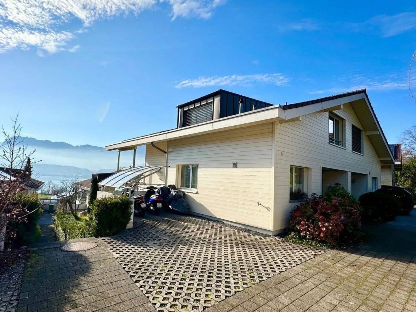 Casa bifamiliare moderna e soleggiata di 5,5 stanze a Oberhofen - Foto 2 di 15
