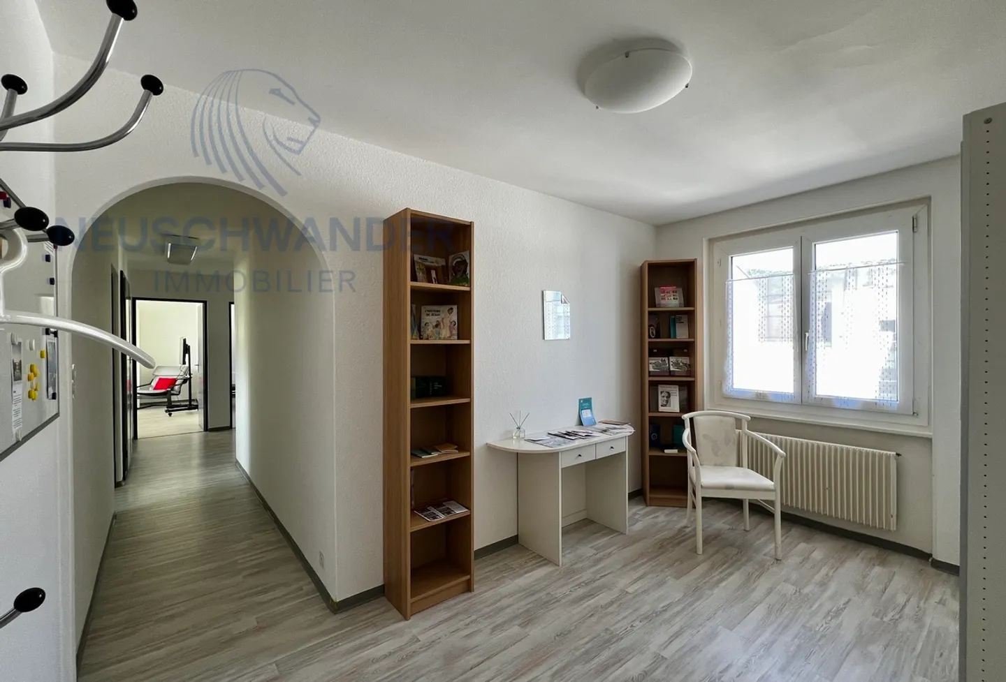 Ideally located in the heart of a shopping district, 3.5 room office - Photo 1 of 14