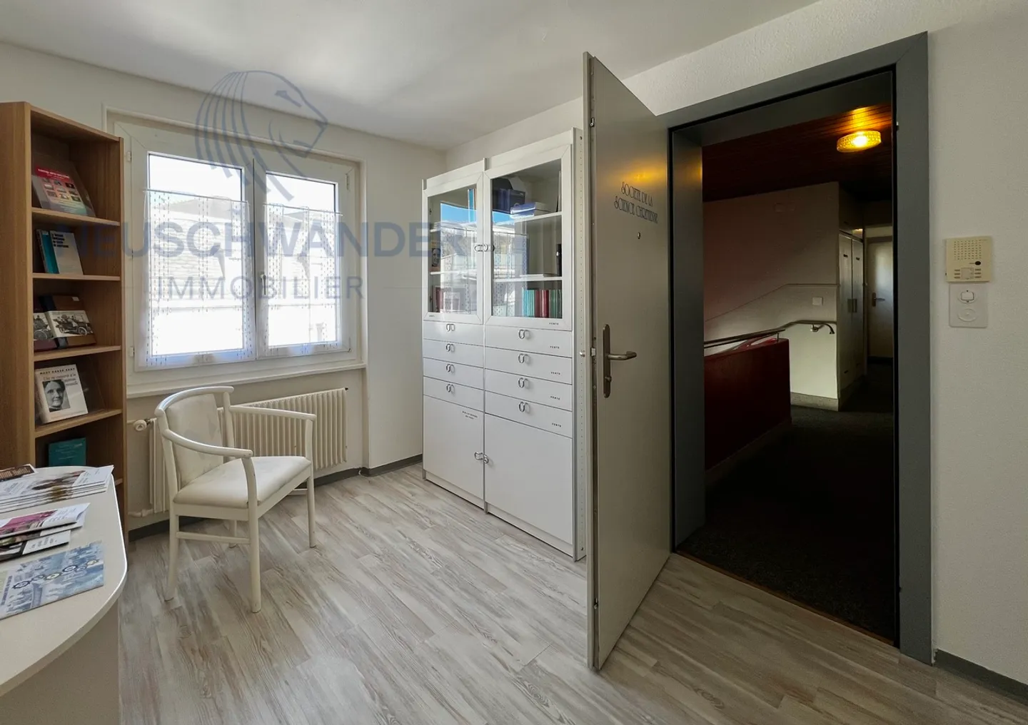 Ideally located in the heart of a shopping district, 3.5 room office - Photo 3 of 14