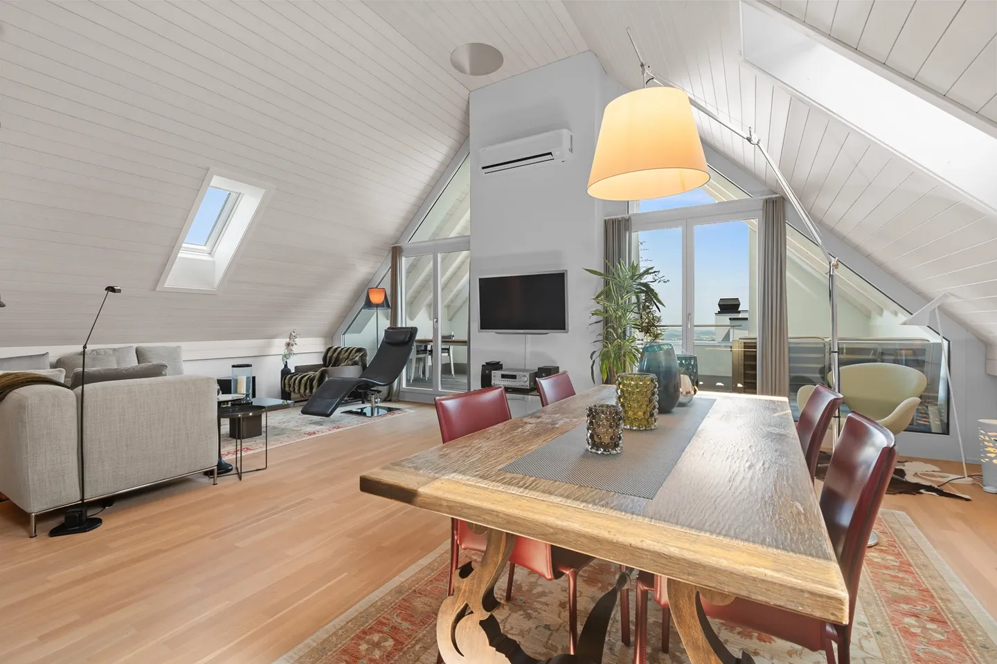 Exclusive living – 3.5-room apartment with private lift access - Photo 1 of 13