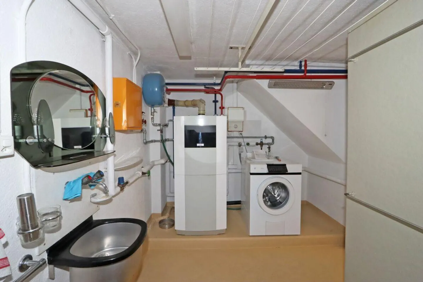 Casa bifamiliare in una posizione tranquilla, centrale e adatta alle famiglie a Netstal - Foto 16 di 18