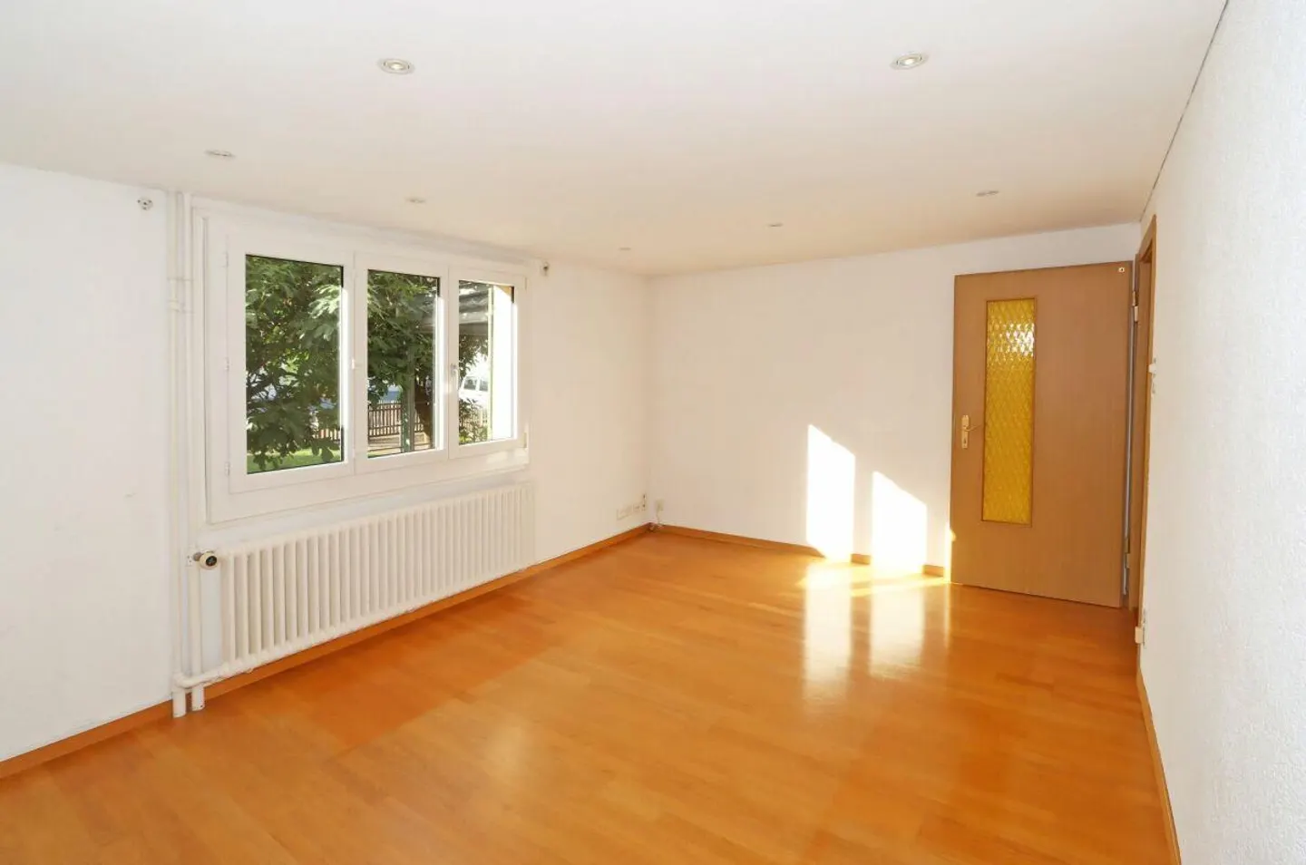 Casa bifamiliare in una posizione tranquilla, centrale e adatta alle famiglie a Netstal - Foto 14 di 18