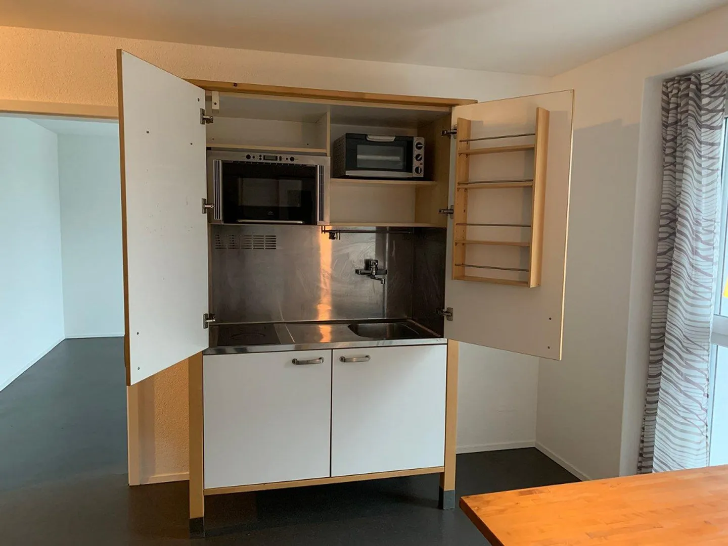 Centrally located, partially furnished single apartment - Photo 5 of 9