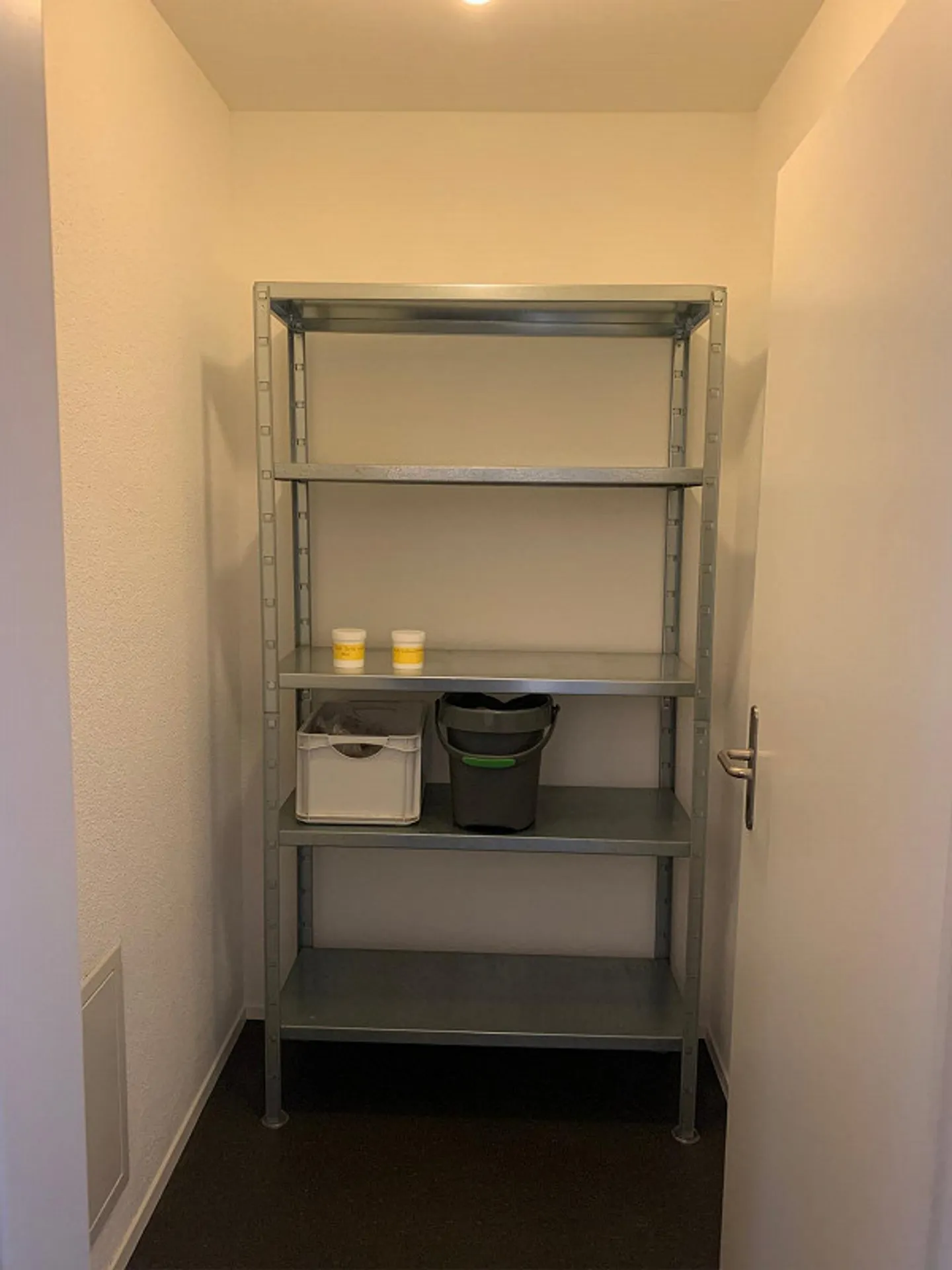 Centrally located, partially furnished single apartment - Photo 8 of 9