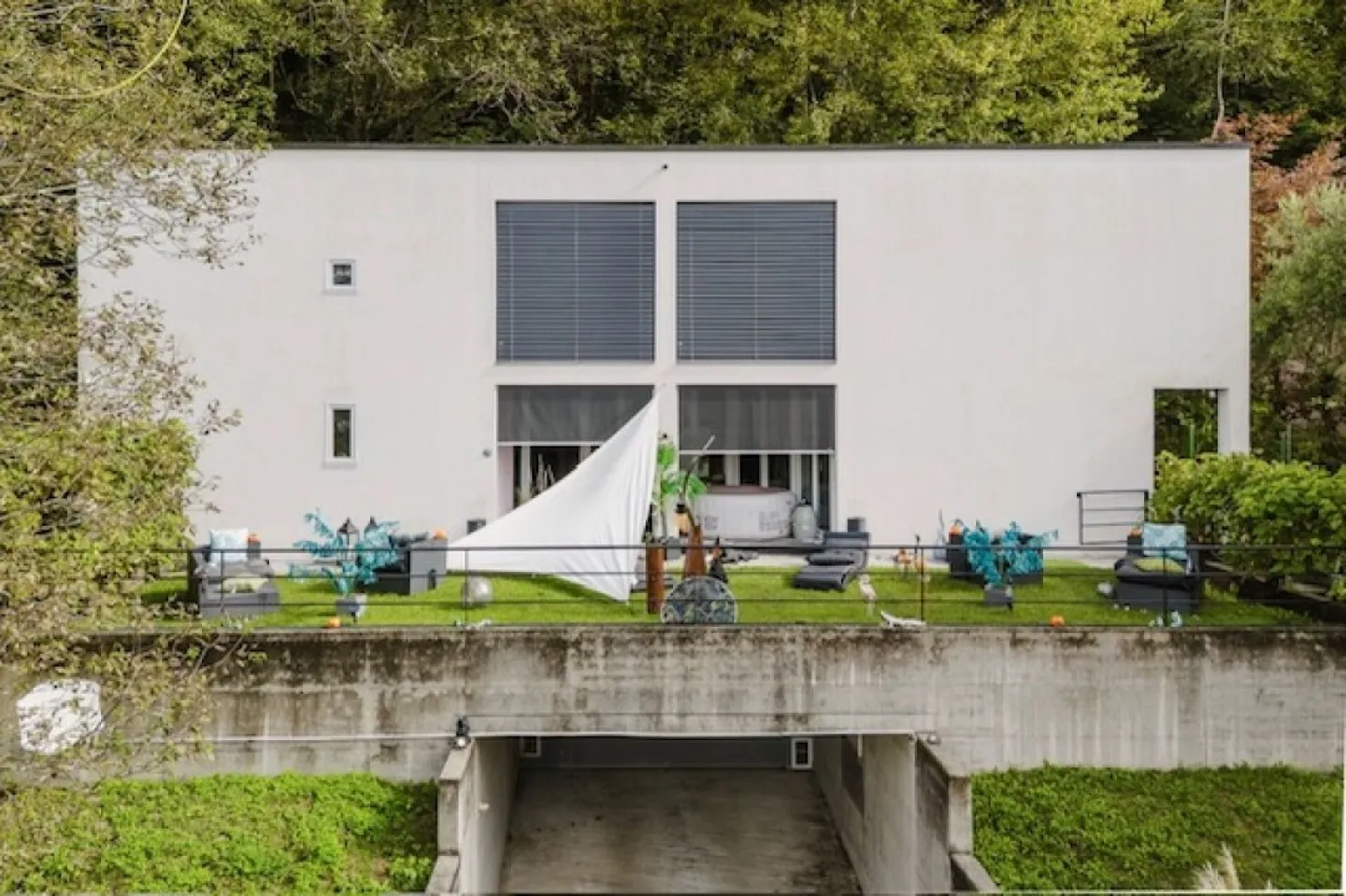 Villa moderna ed esclusiva con vista mozzafiato e arredi di alta qualità - Foto 1 di 19