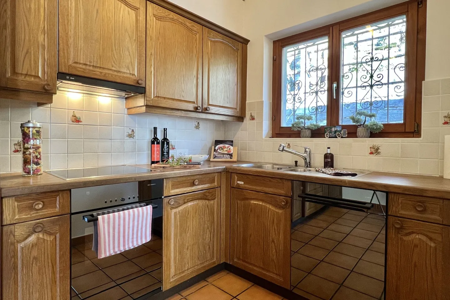 SOLD!!! Charming single-family house with pool and separate guest studio - Photo 10 of 40