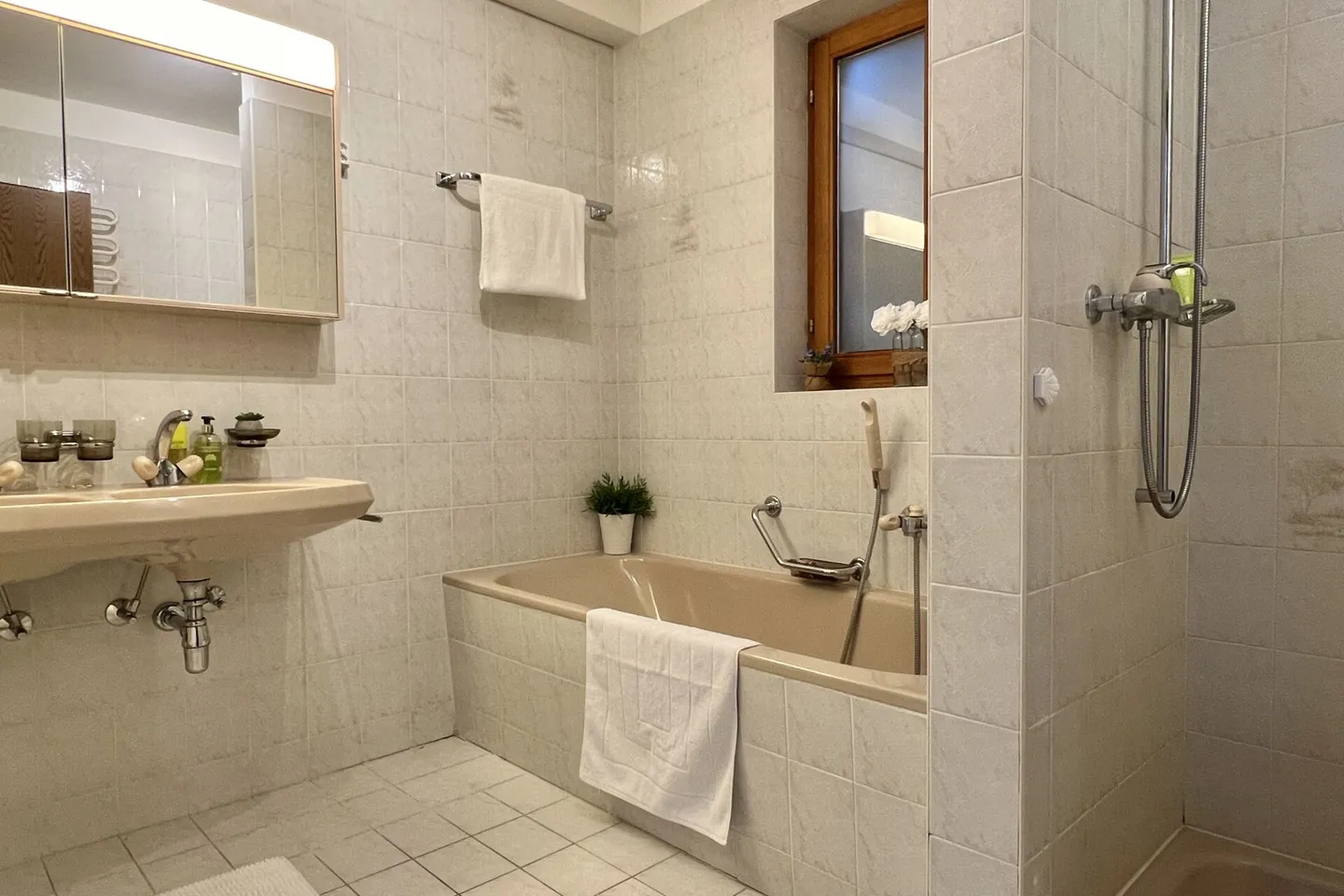 SOLD!!! Charming single-family house with pool and separate guest studio - Photo 16 of 40