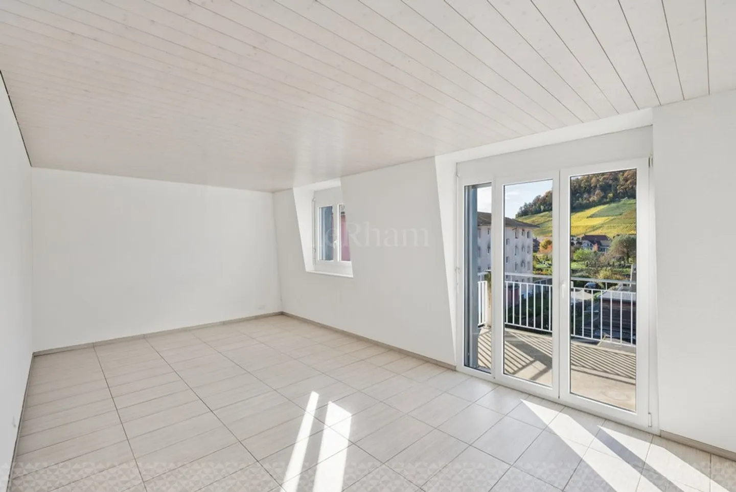 1 month rent free! - Photo 3 of 9